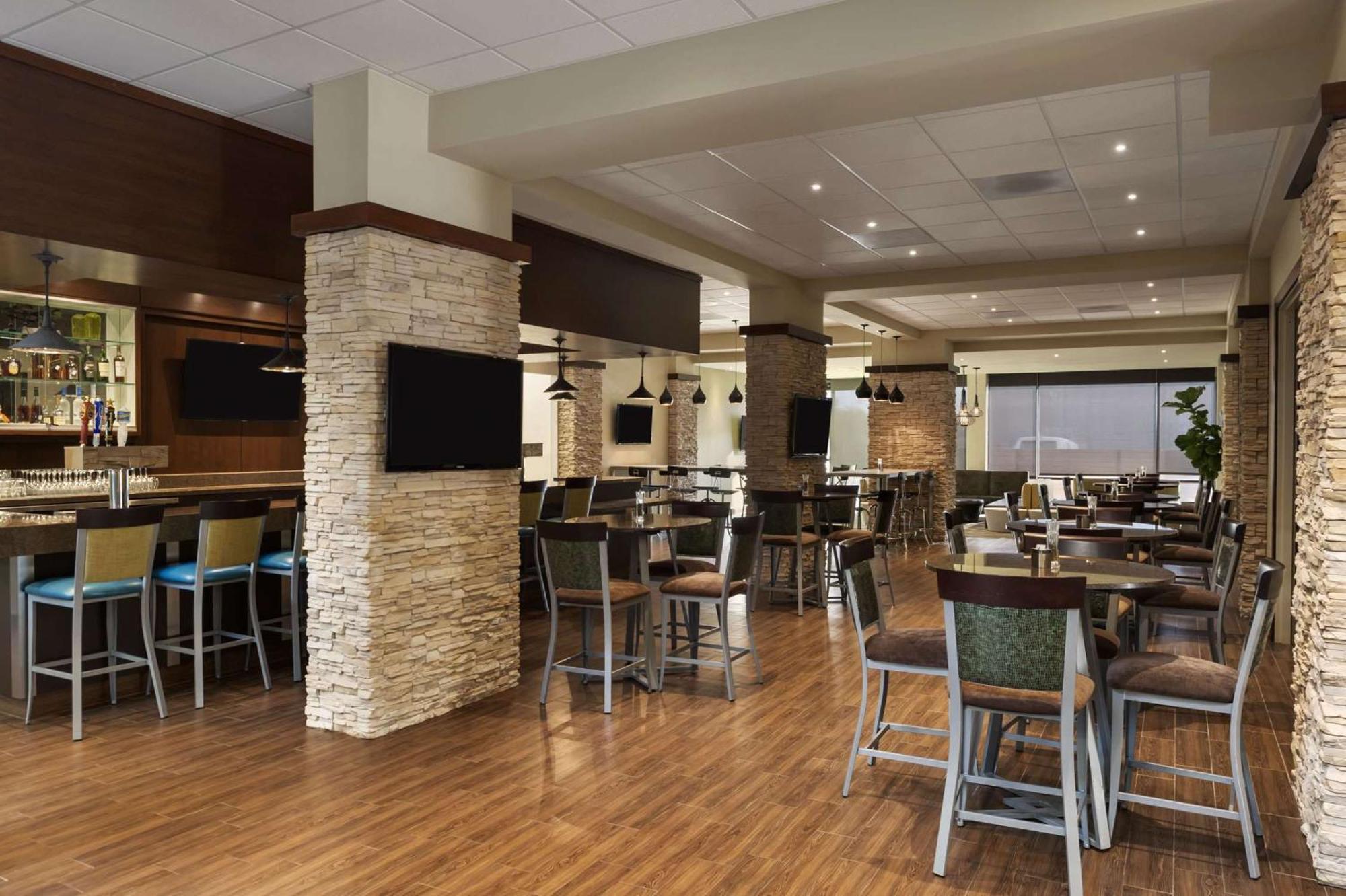 Embassy Suites Dallas - Market Center Exteriör bild