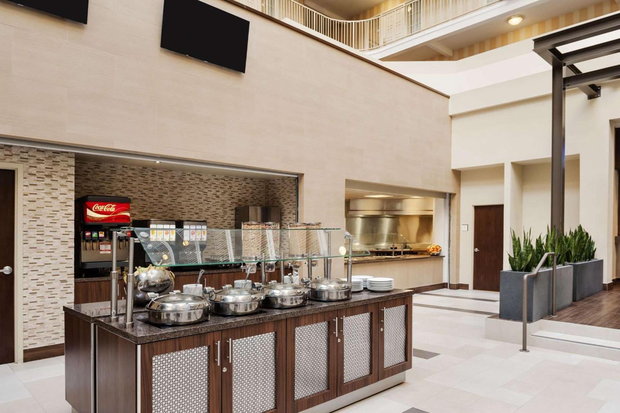 Embassy Suites Dallas - Market Center Exteriör bild